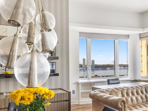 80 Riverside Boulevard image 2 of 11