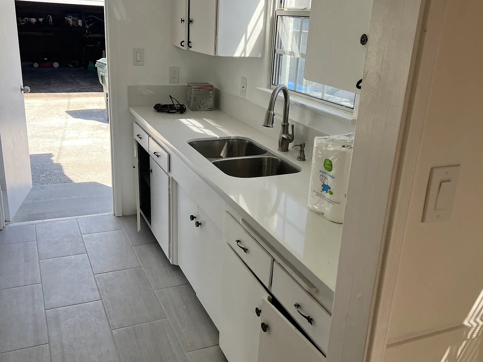 3 bed, 1100 sqft, $3,600 — Photo 2