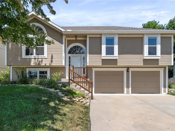 301 Porter Dr, Smithville, MO 64089