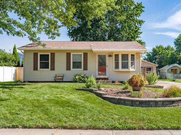 1622 Hitching Post Ln, Davenport, IA 52806