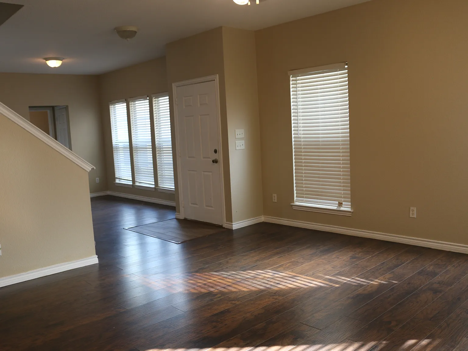 3 bed, 2.5 bath, 1893 sqft, $2,350 — Photo 2