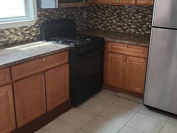 5th image of 588 Hunterdon St