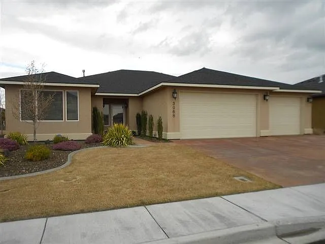 3068 Riverbend Dr photo 1