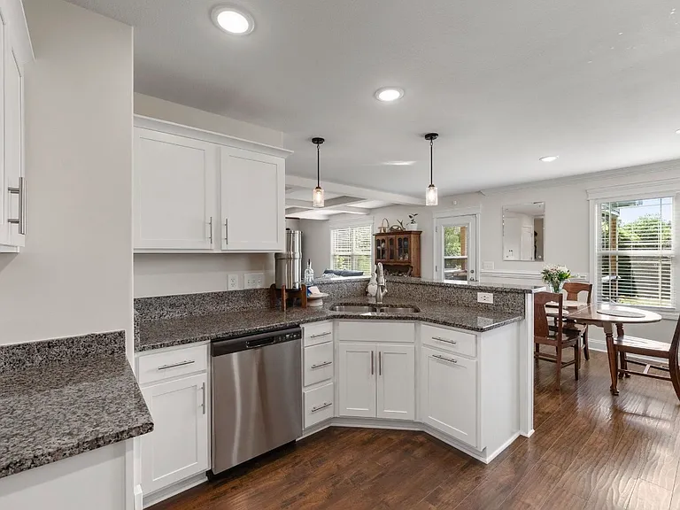 1328 Sussex Dr — Photo 11