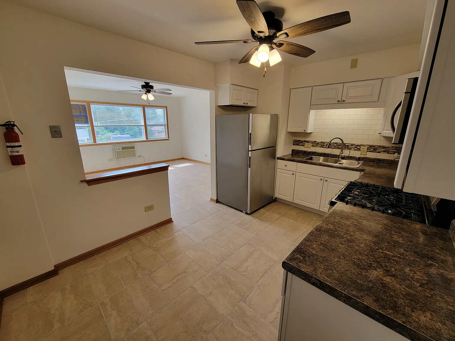 2 bed, 850 sqft, $1,600 — Photo 2