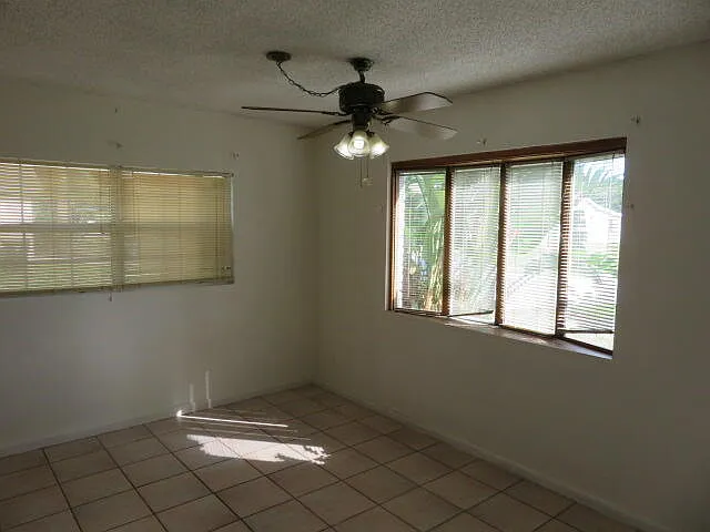 134 NW Peach St — Photo 4