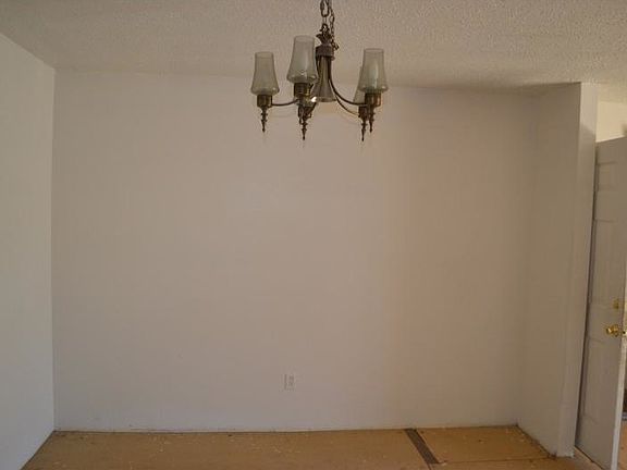 5th image of 409 Camelot Dr