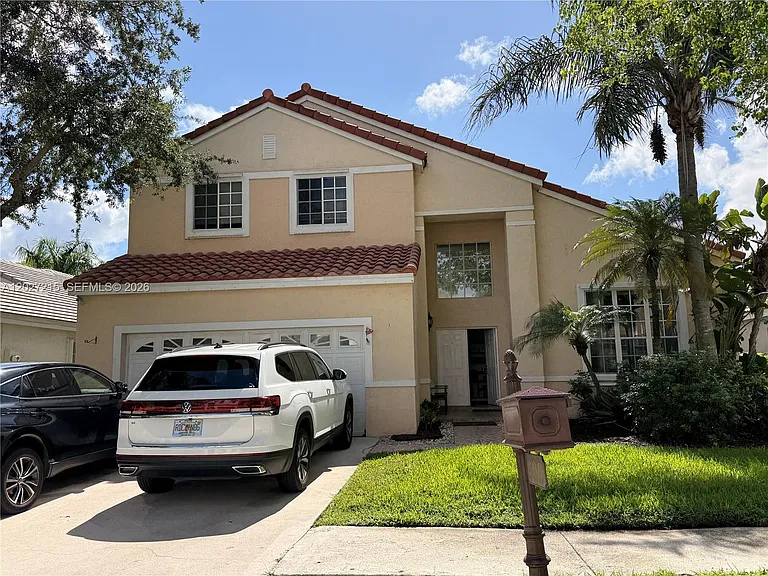 300 Cameron Dr — Photo 2