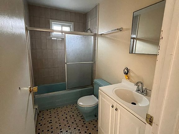 5th image of 824 Main St APT 2R