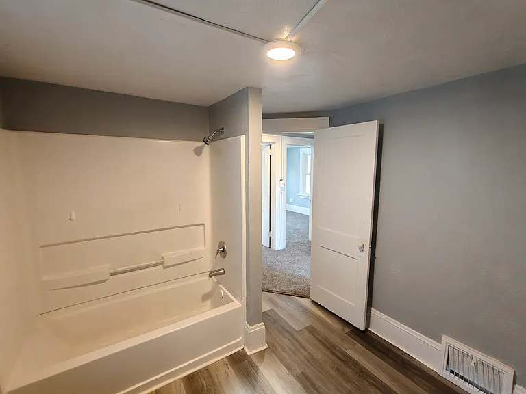 1252 W Waterloo Rd — Photo 12