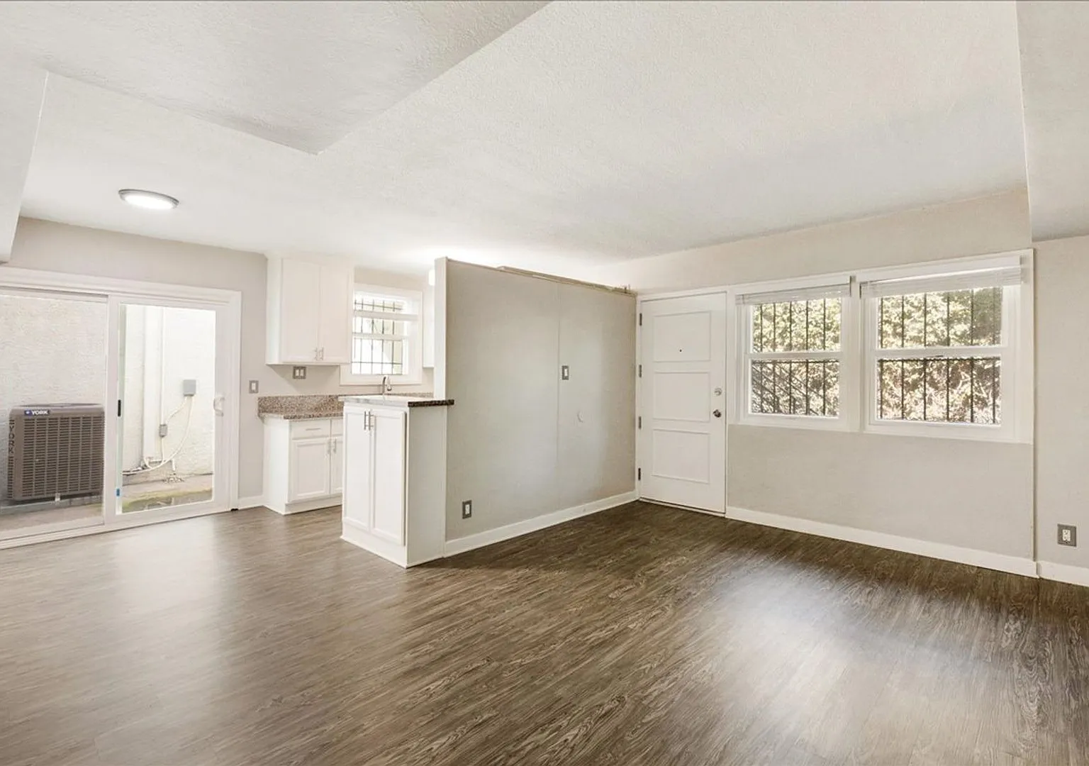 Beautiful One Bedroom Inglewood Apartment! — Photo 1