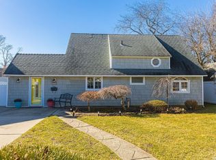 10 Wishing Ln, Hicksville, NY