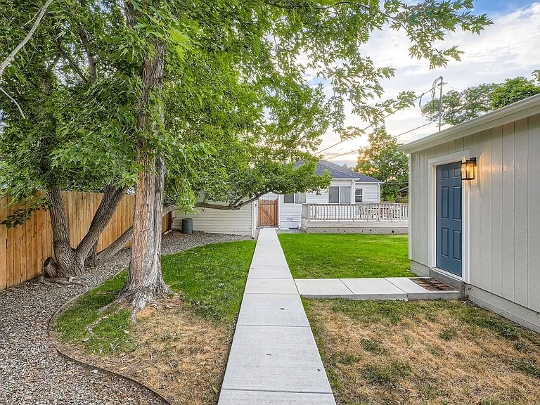 2210 S Clarkson St — Photo 26