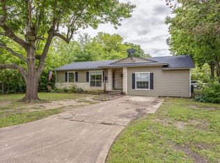 121 Oak Dr, Terrell, TX 75160