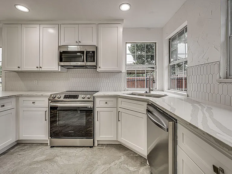 4728 Houghton Ave — Photo 9
