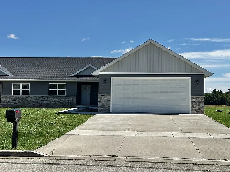 3 bed, 2.0 bath, 1492 sqft, $2,249 — Photo 2