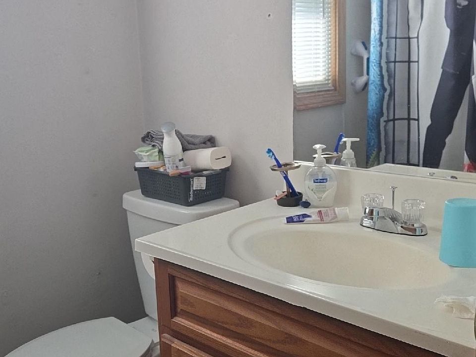 Full bathroom w/shower tub