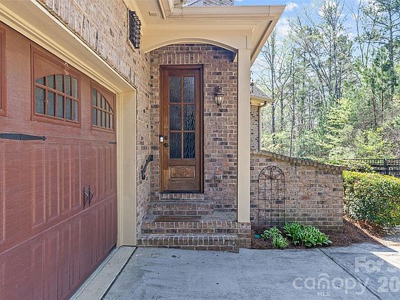 4th image of 253 Old Post Rd