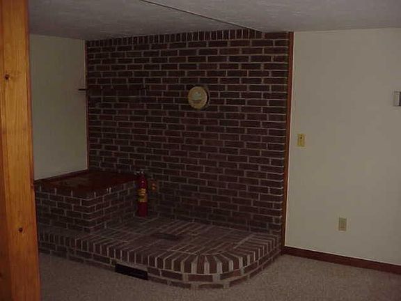 LIVING ROOM WITH LAKE VIEW.