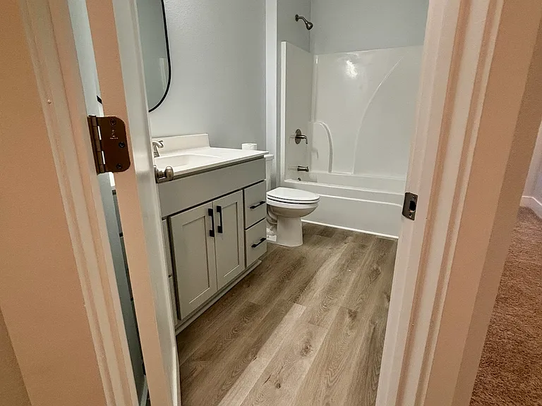 Second floor, full-bathroom