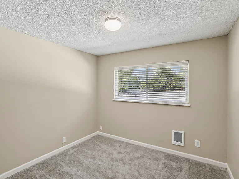 Cornell Manor Apartments — Photo 33