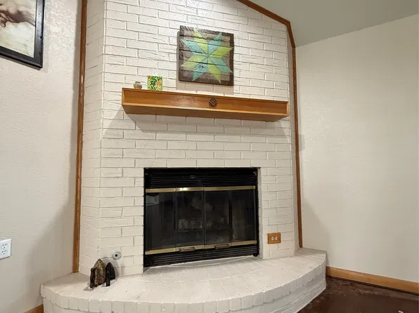 517 E Locust St, Nocona, TX 76255