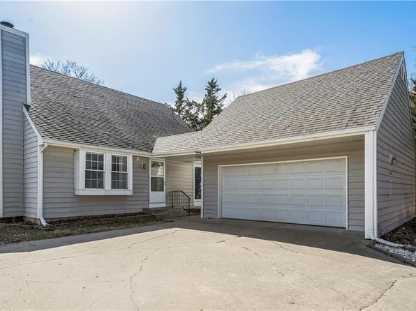 204 Deerfield Ln, Lawrence, KS 66049