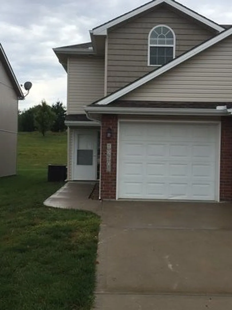 3 Bedroom, 2.5 Bath Townhouse with 1 car garage in Oak Valley Subdivision — Photo 1