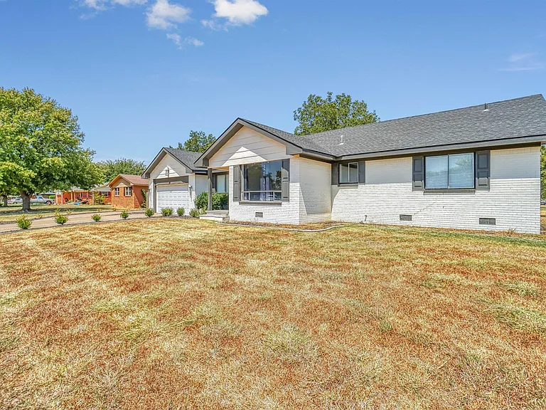 201 Cardinal Cir S — Photo 2