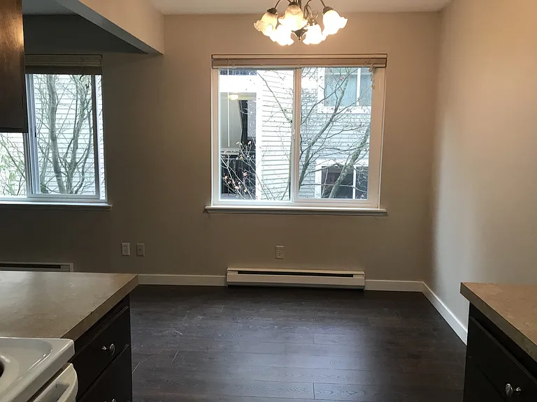 527 Summit Ave E — Photo 2