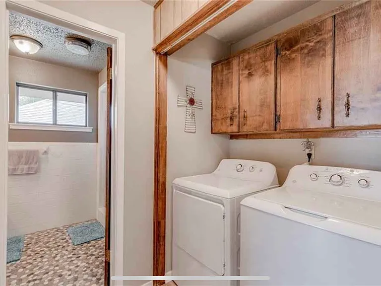 203 E Brier Ln — Photo 20