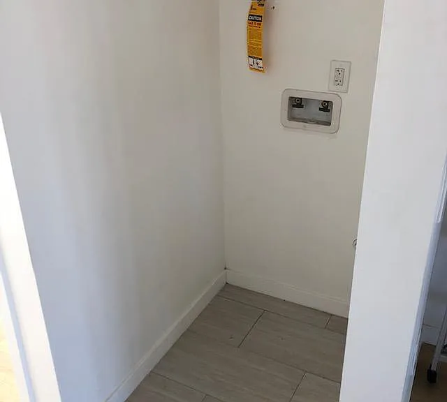 Washer/Dryer hookups