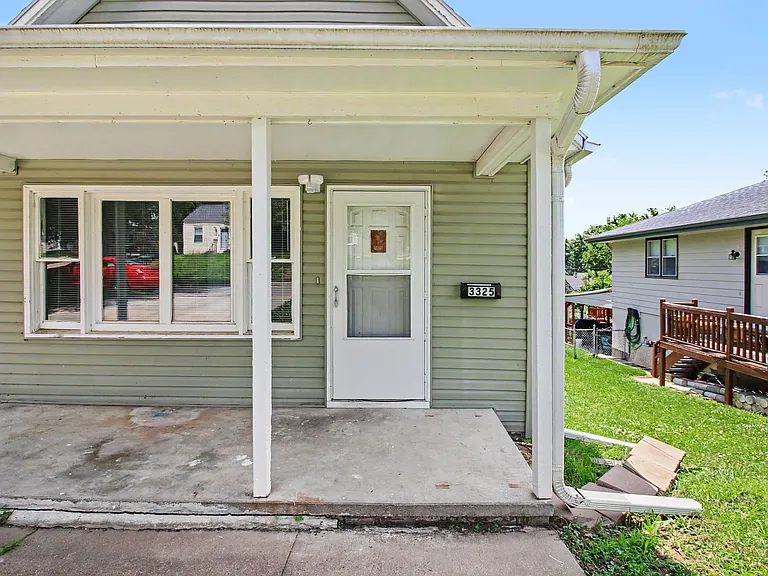 3325 Jefferson St — Photo 2