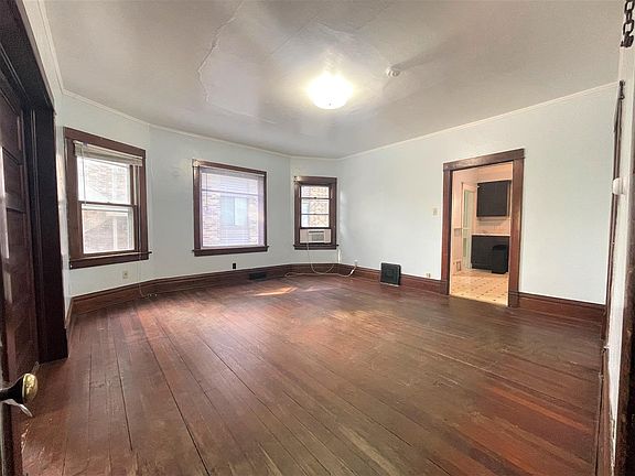 2nd image of 617 S Clinton St APT 2