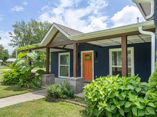 224 E Lake Francis Dr, Siloam Springs, AR 72761