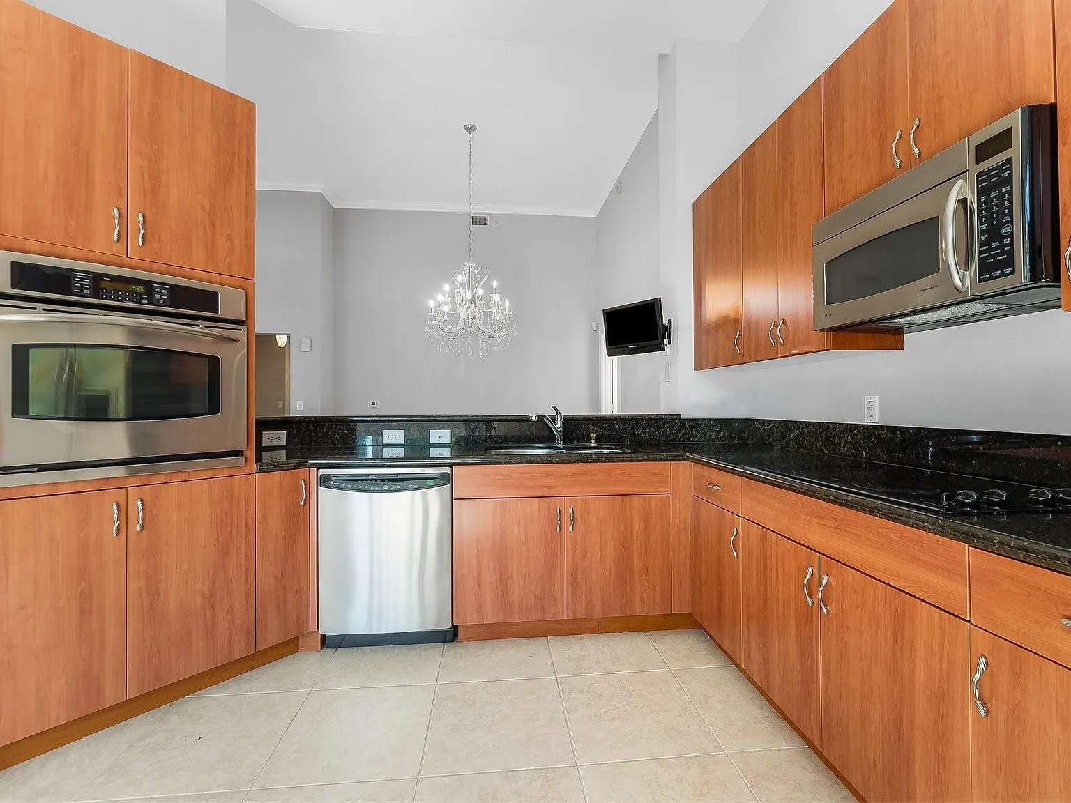 2 bed, 2.5 bath, 1742 sqft, $3,900 — Photo 3