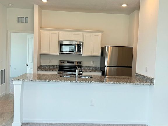 3rd image of 3038 Daffodil Dr
