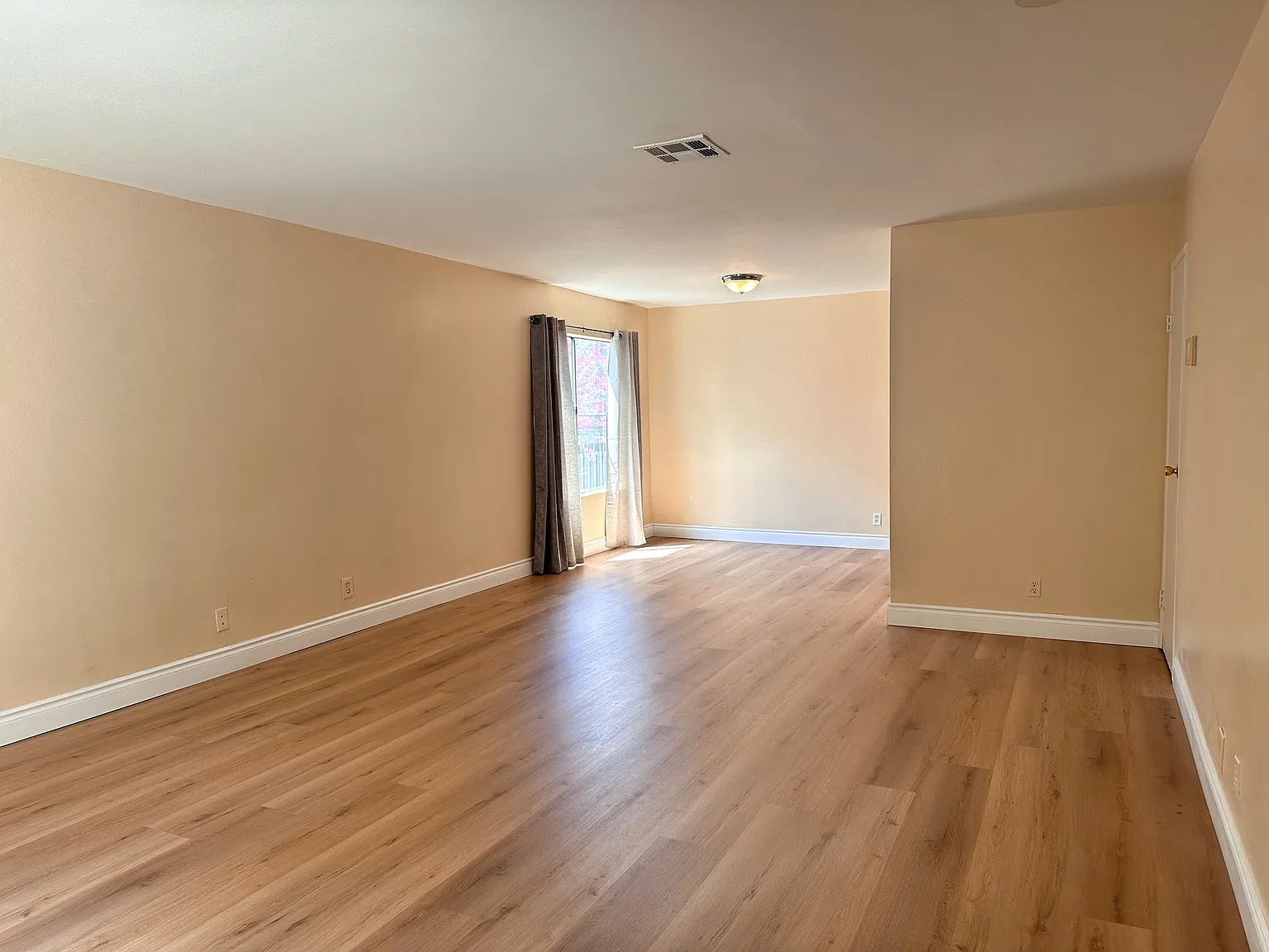 3 bed, 1196 sqft, $2,750 — Photo 2