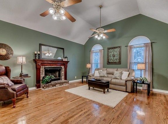 2nd image of 111 Saint Martins Ln