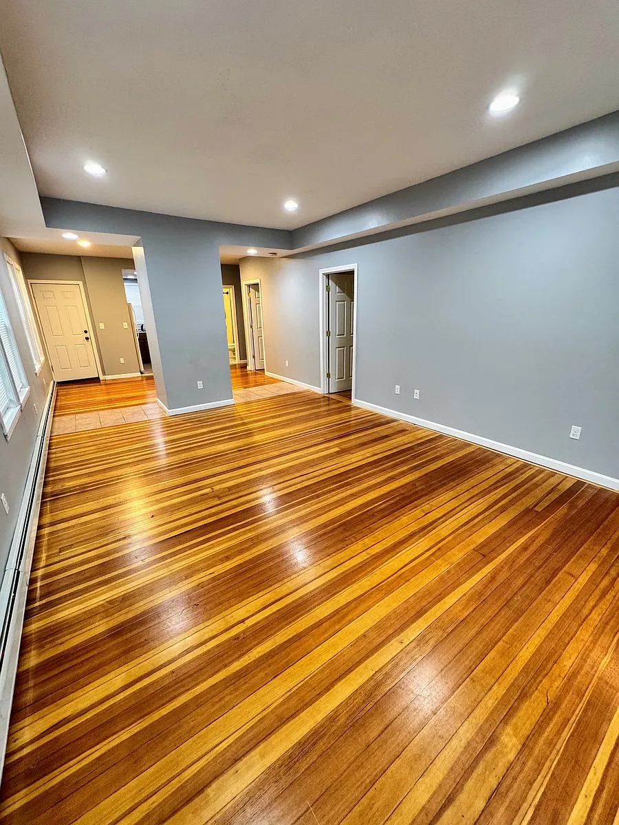 Building Photo - 384 Bedford St #1