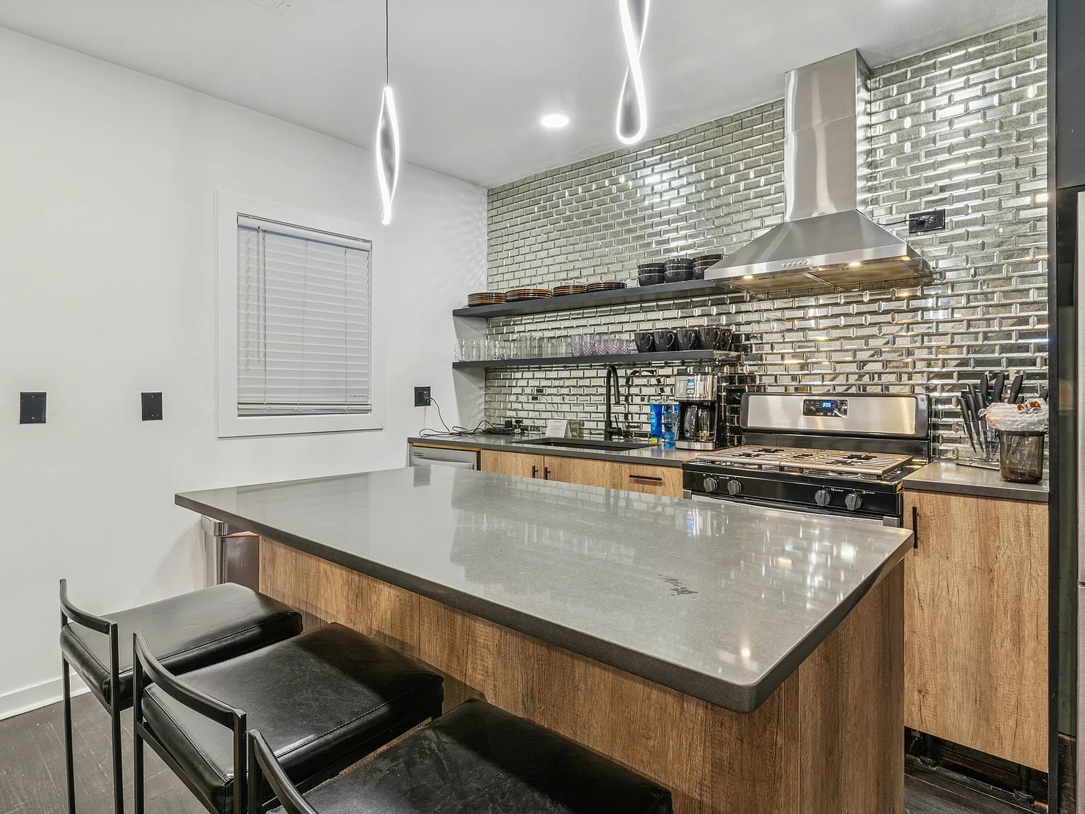 2 bed, 1750 sqft, $3,250 — Photo 1