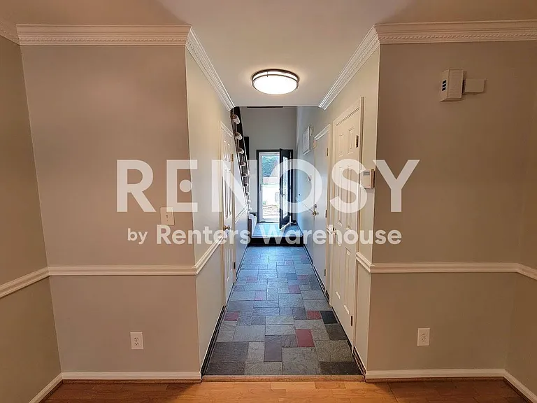 914 Wildwood Square Ct — Photo 3
