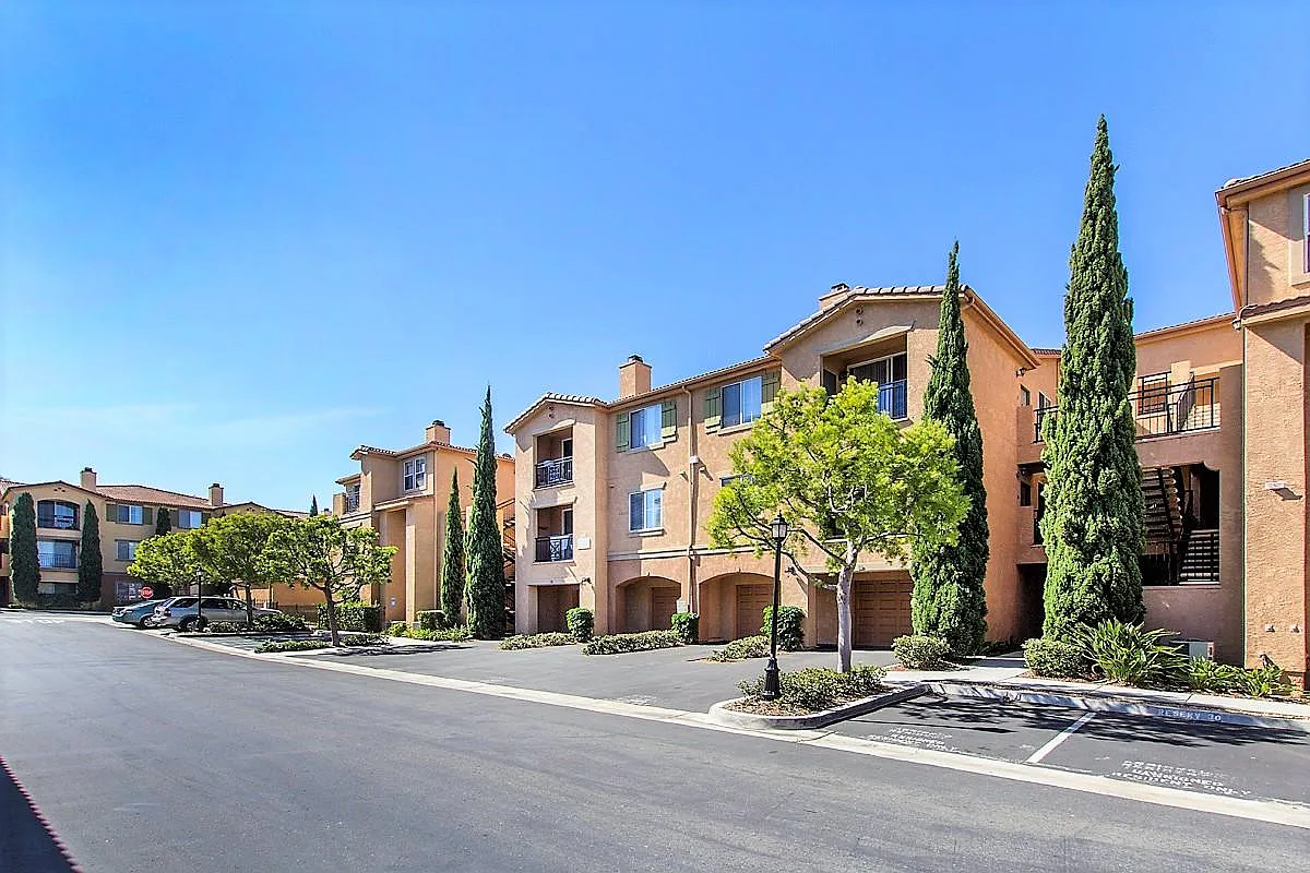 2 bed, 953 sqft, $3,300 — Photo 1