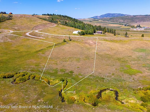 2nd image of 8 Grouse Loop Rd