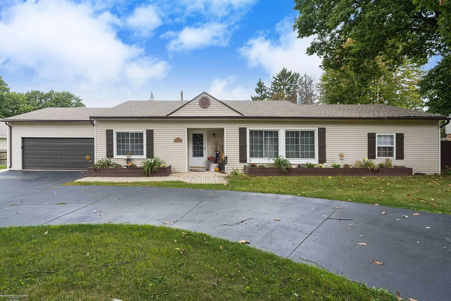 5196 Greenview Dr photo 1
