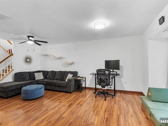 5th image of 1143 Stafford St