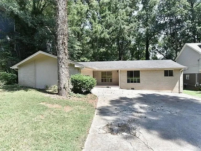 1396 E Rock Springs Cir NE — Photo 2