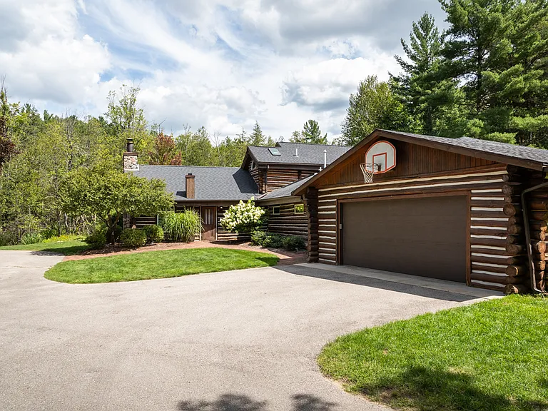 1447 E River Rd — Photo 45