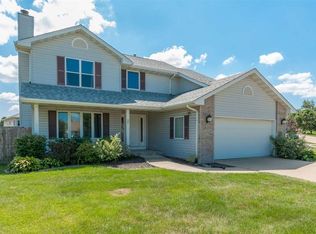 30 Pine Crest Dr, Robins, IA 52328