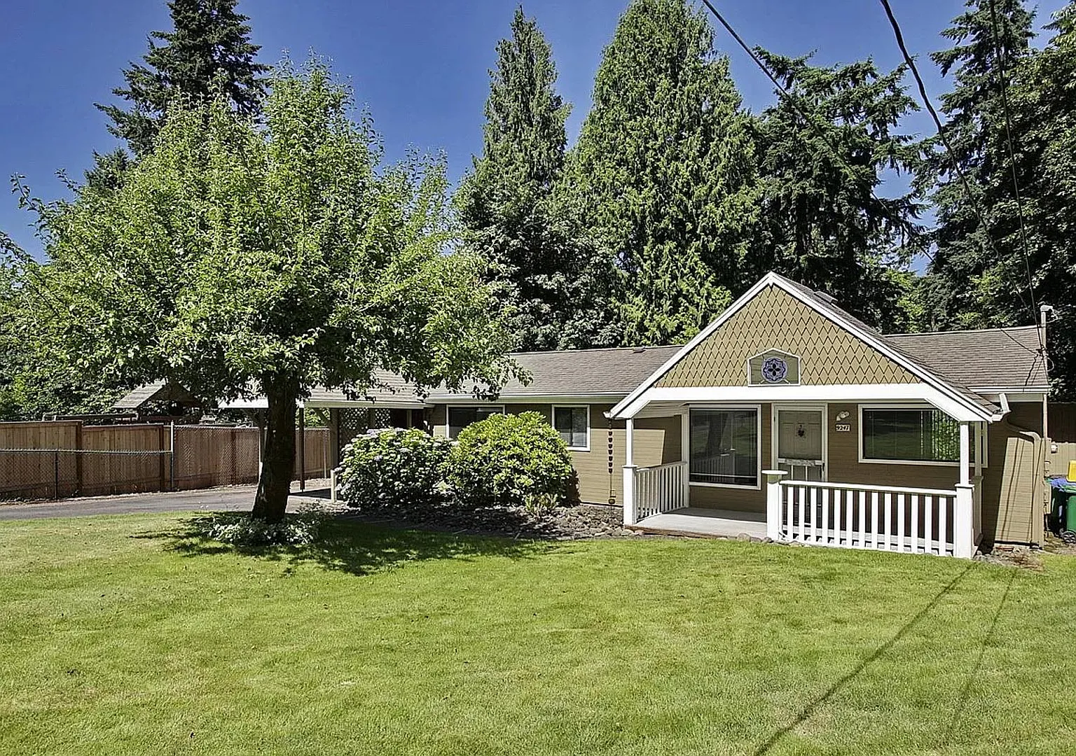 Collins View home- minutes to Lewis and Clark college! Featuring a basketball court, upgrades thr... — Photo 2